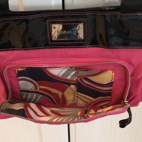 Pink Emma Q cross body, adjustable strap, outter flap & outer zipper. - Picture 3 of 8